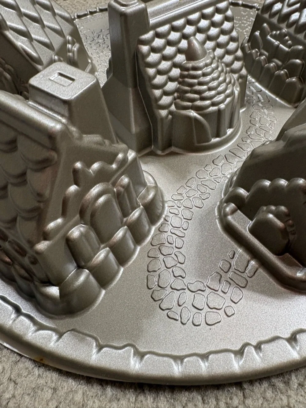 Williams Sonoma Snowy Village Holiday Mini Cottage Mold pan
